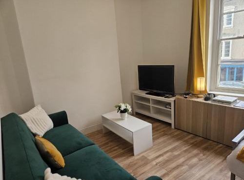 Central Modern Apartment -Sleeps 6 - Parking
