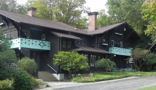 Chalet 10,000 Sq Ft Mansion, sheeps 12, with 4 bathrooms in Hubbard