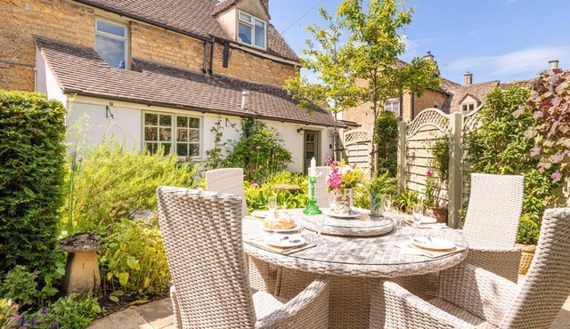 Characterful holiday cottage in the heart of Bourton-on-the-Water - Pear Tree Cottage, Bourton