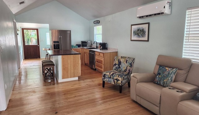 Charming 2-bed 2-bath cottage in Cedar Key. Golf cart included. in Cedar Key