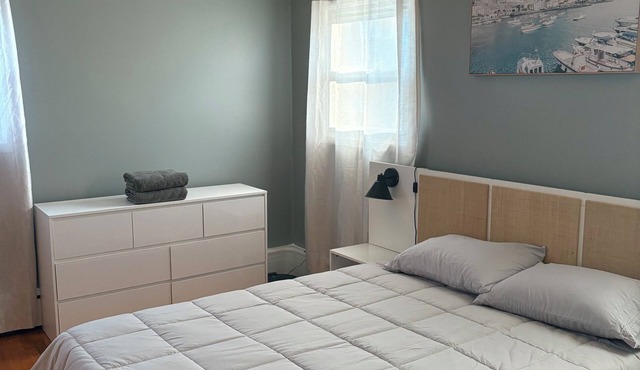 Charming 3-bedrooms in a private house w/AC and WiFi 30min drive to Midtown NYC in Yonkers