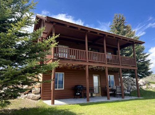 Charming Cabin with Spectacular Mountain Views near Madison River in Ennis, Montana in Ennis