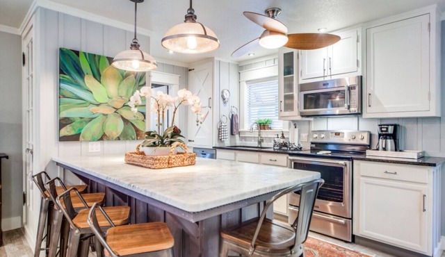 Charming Chic Cottage w/Walk to Downtown & River in Blanco