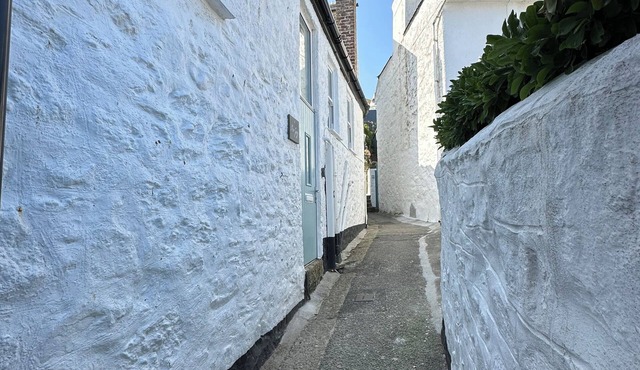 Charming Cottage 50 Mtrs from Porthmeor Beach for up to 6 people. With parking
