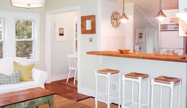 Charming Cottage, Walk to Beach, Whale Watch, Harbor & Village in Barnstable