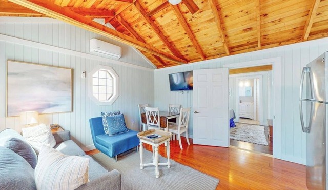 Charming cottage with outdoor pool, firepit, jetted bathtub, & partial AC in Kennebunk