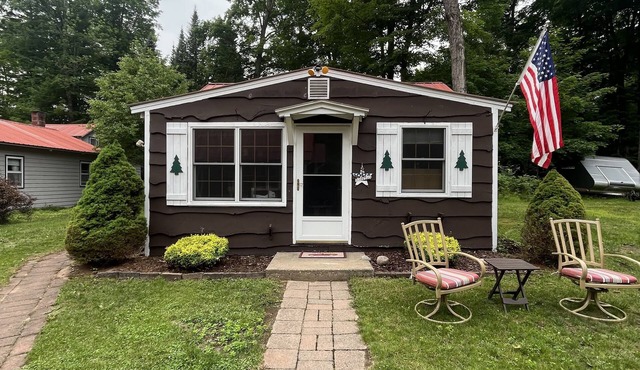Charming Eagle Bay Cottage — 2 min walk to private Fourth Lake beach! in Eagle Bay
