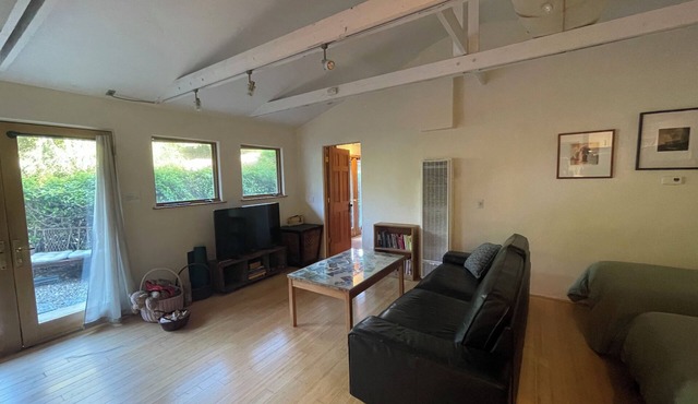 Charming guest cottage in Santa Barbara with access to hiking and the beach in Santa Barbara
