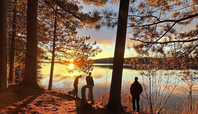 Charming lakefront cottage with private dock, stunning sunsets & cozy wood stove in Dwight