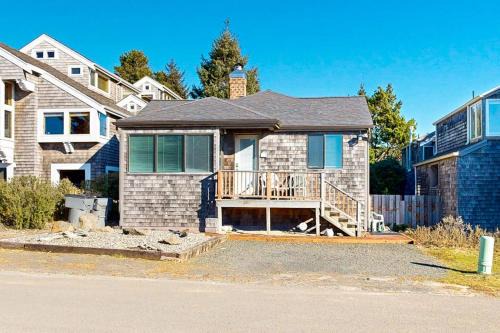 Charming oceanfront cottage with WiFi & easy beach access in Cannon Beach