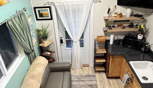 Charming tiny house in lovely Lowell with AC, WiFi, fenced in private space in Lowell