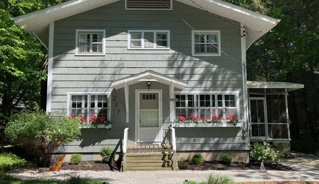 Charming Vintage Cottage - Across the street from lake Michigan, A/C and heat in Douglas