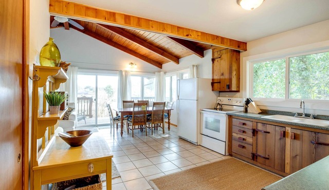 Charming Warrenton Cottage w/Deck < 1 Mi to Beach in Warrenton