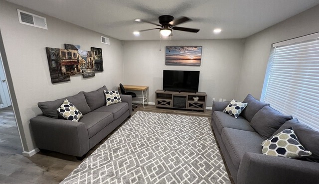 Cheerful 2 bedroom home 20 minutes from downtown in Houston