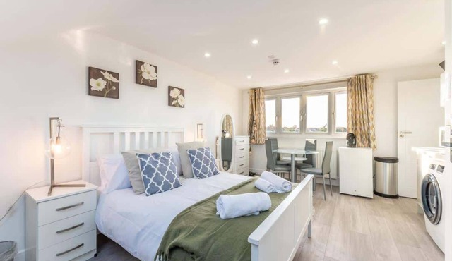 Chic Loft Studio Near London - EV Charger
