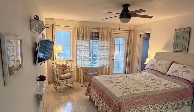 Chic Private Cottage with a pool and hot tub. in Davis