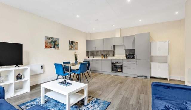 City Service Lets - Ground Floor 2 Bed Apartment in Cheam Village with Free Parking and Easy London Access