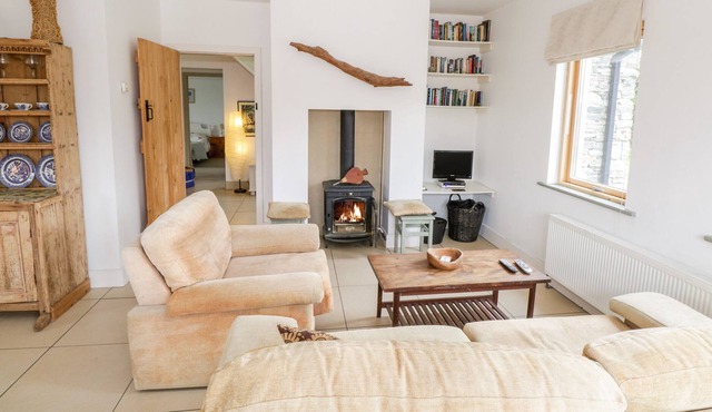 CLAGGAN, pet friendly, with open fire in Louisburgh, County Mayo