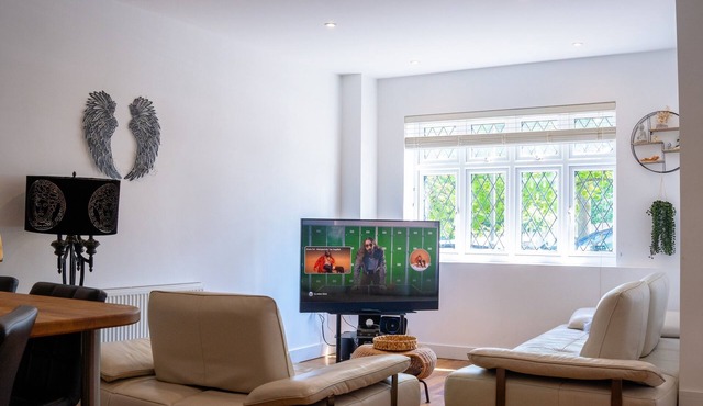 Cleave House -3bed/2bath with Garden Stunning Holiday/Contractor Accommodation