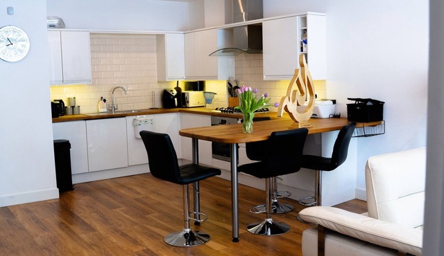Cleave House - Stylish n Chic 3 Bed House mins from Central London