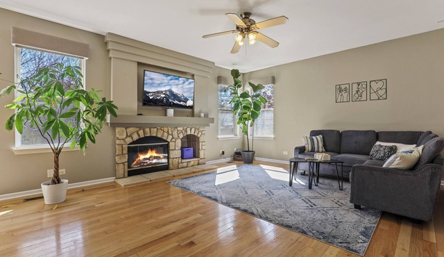 Cloud 9 : 5 BR + Fully Fenced with kids toys! in West Chicago