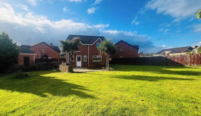 Coastal Family Getaway - Entire Home, Detached - Sleeps 6 - Free Wifi & Parking