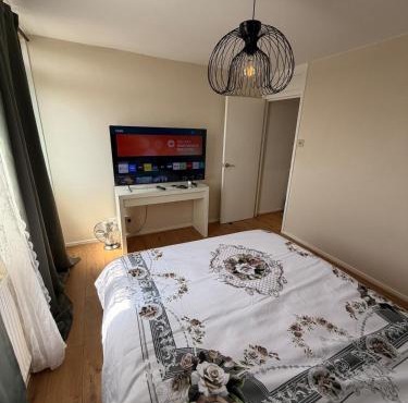 Comfortable Bedroom in shared flat near Wembley Stadium