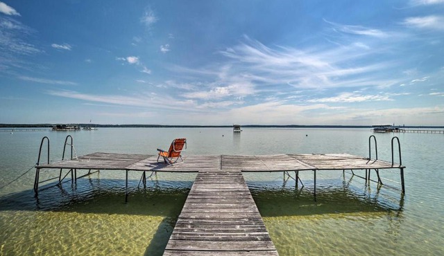 Comfy Burt Lake Abode - On-Site Lake Access! in Brutus