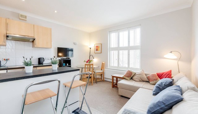 Contemporary apartment in central Winchester