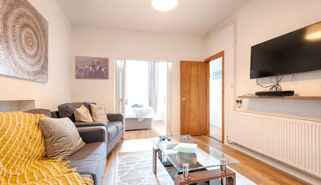 Contractor-Approved 4 Bed Smart TVs Access M4