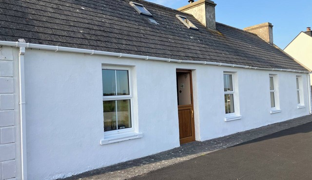 Cosy 200 year old 3 bedroom cottage in Clare 3 min drive to Doonbeg Golf Course
