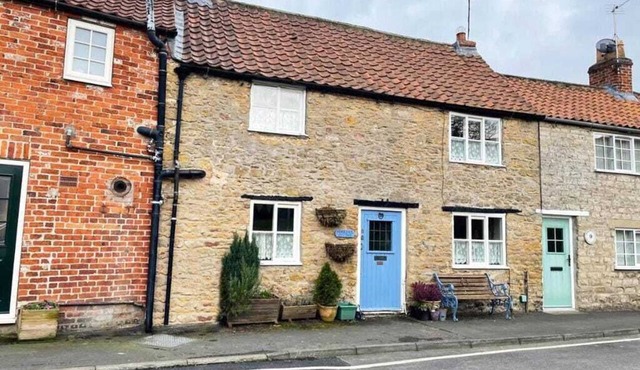 Cosy Country Cottage Sleeps 4