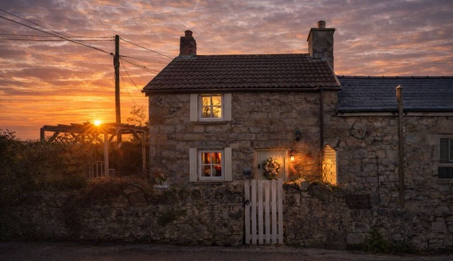 “Cosy dog-friendly cottage in Bryncethin, perfect for couples, hospital visits, work stays or a relaxed South Wales break. You’ve got a king bed, enclosed garden, easy parking, fast Wi-Fi and Porthcawl beaches around 10 minutes away.”