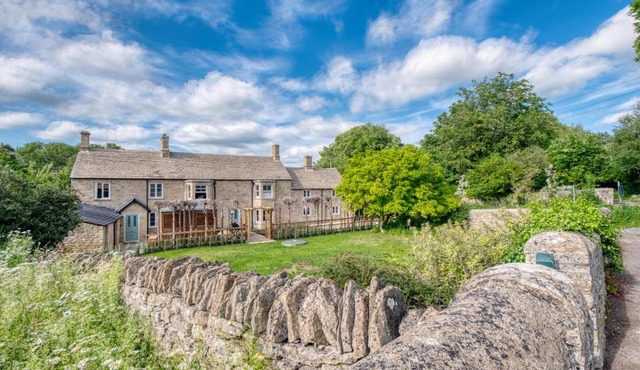 Cotswolds - hot tub, games room, parking, arcade