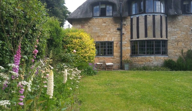 Cotswolds Thatch Cottage, countryside views, walk to shops.