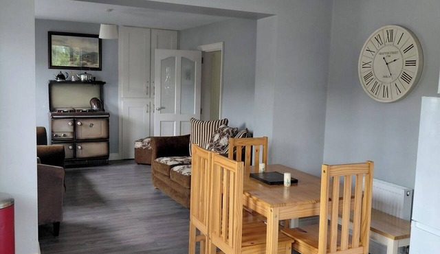 Cottage - Sleeps 6 - Parking