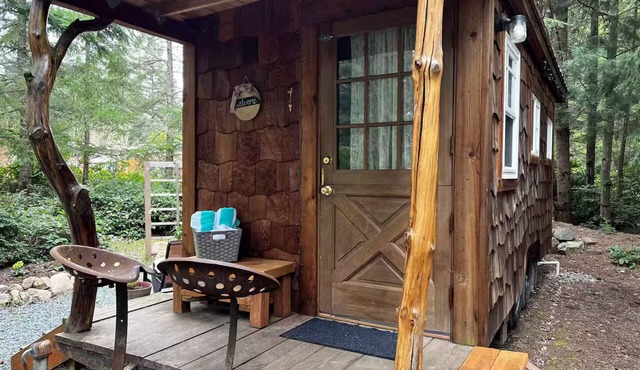 Cozy Acres Tiny House in Clinton on Whidbey Island perfect for relaxing getaway in Clinton