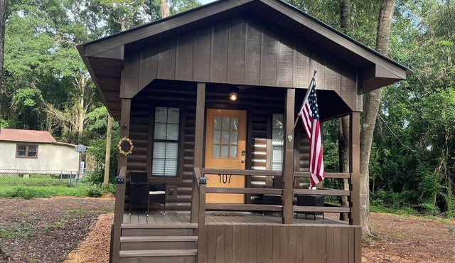 Cozy cabin with 1 bedroom and WiFi, AC in beautiful Brewton, Alabama in Brewton
