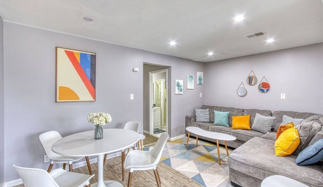 Cozy home minutes from DTW Airport in Taylor