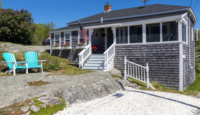 Cozy Ocean Side Cottage with screened in Sun room! 5 minutes from Private beach in Georgetown
