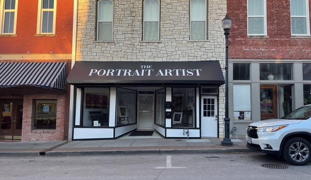 Cozy studio in enchanting downtown Warrensburg with full kitchen, AC, WiFi in Warrensburg
