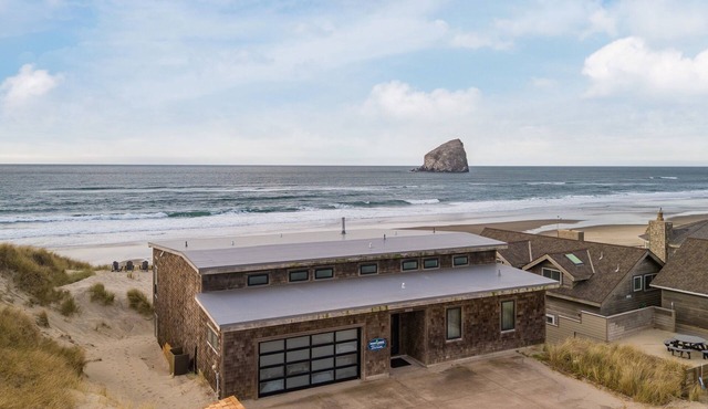Custom Oceanfront Home, Game Room, EV Charger in Pacific City