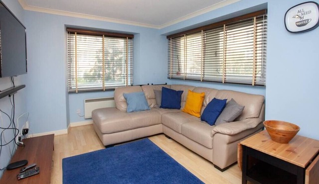 Cute 1 Bed with Private Parking in West End
