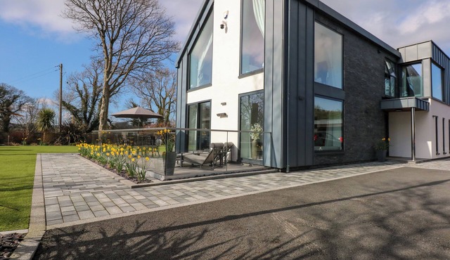 DAFARN NEWYDD STUDIO, romantic, with a garden in Llangefni
