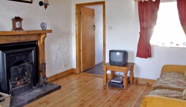 DELIA'S COTTAGE, pet friendly in Ballinrobe, County Mayo