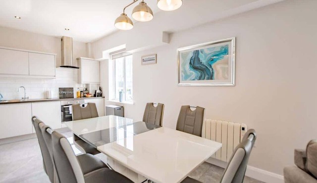 Deluxe Apartment - sleeps 6 w/Optional Paid Parking