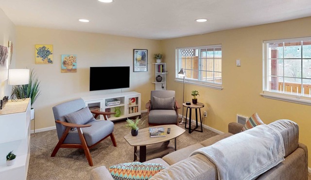 Dog-friendly lower level of duplex w/enclosed deck, washer/dryer, mountain view in Eugene