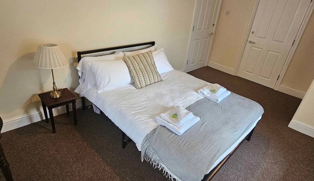 Double Room Shared Bathroom Bath Only TV Free Wi-Fi