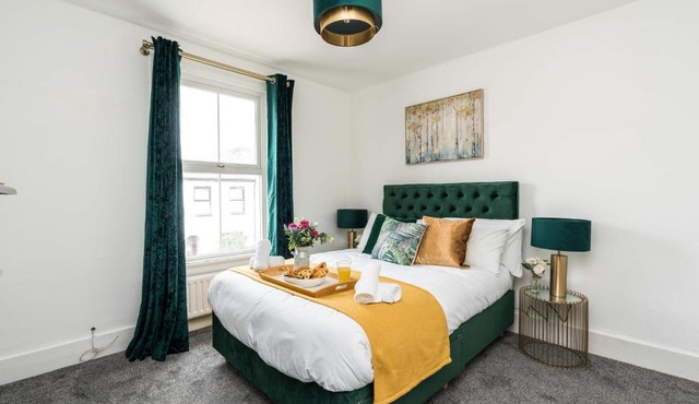Dressed To Impress 2 bed house in Heart of Croydon Photo ID Required