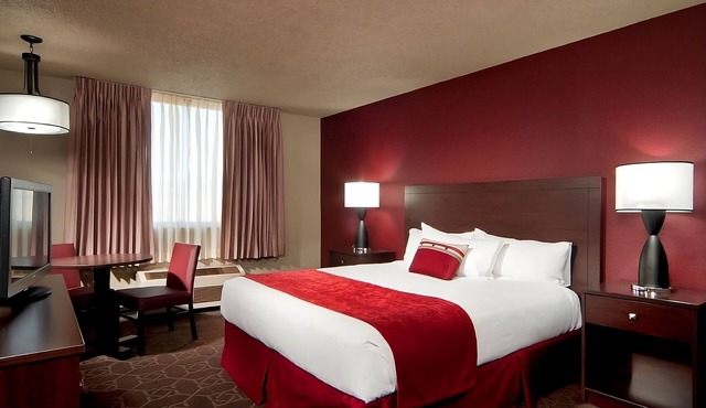 Edgewater Casino Resort, Sedona River View King Room, Free Onsite Parking in Laughlin
